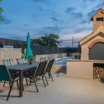 Villa Sorelle With A Swimming Pool Kastel Stari