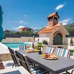 Villa Sorelle With A Swimming Pool *