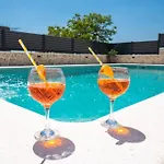 Sorelle With A Swimming Pool *