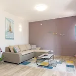 Sorelle With A Swimming Pool * Kastel Stari