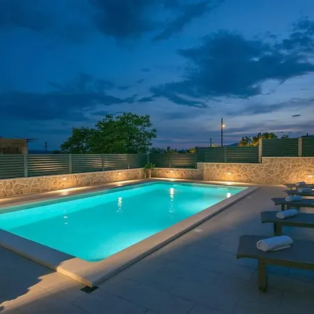 Villa Sorelle With A Swimming Pool *