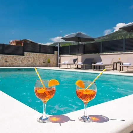 Sorelle With A Swimming Pool * Kastel Stari