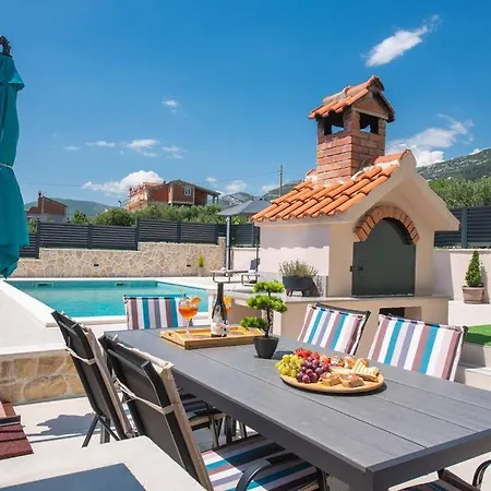 Villa Sorelle With A Swimming Pool *