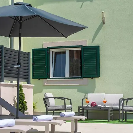 Villa Sorelle With A Swimming Pool Kastel Stari
