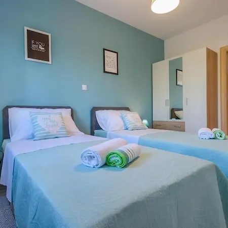 Sorelle With A Swimming Pool Kaštel Stari