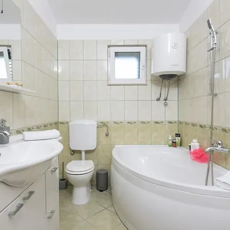Sorelle With A Swimming Pool * Kastel Stari
