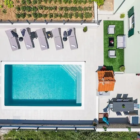 Sorelle With A Swimming Pool *
