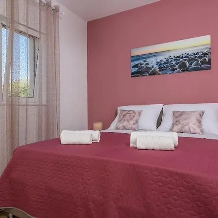 Sorelle With A Swimming Pool Kaštel Stari