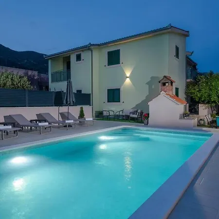 Villa Sorelle With A Swimming Pool *