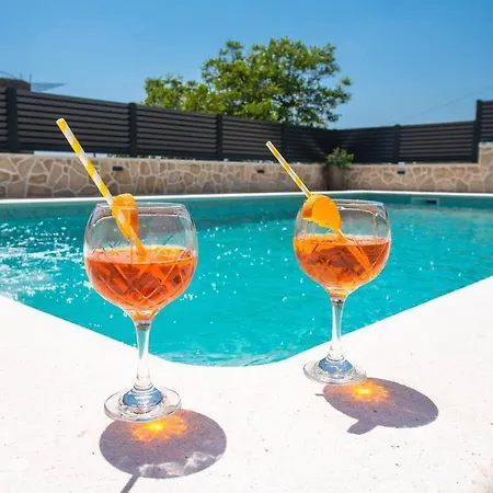 Sorelle With A Swimming Pool *