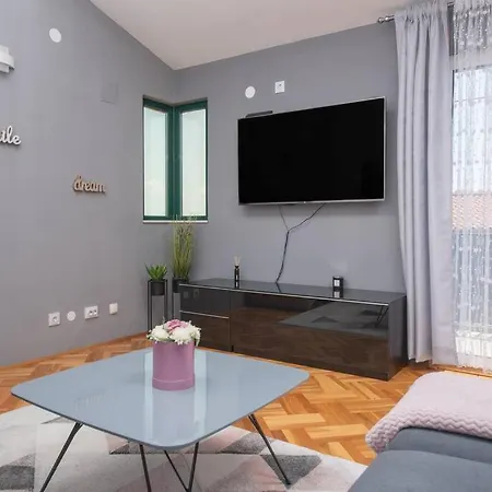 Sorelle With A Swimming Pool Villa *