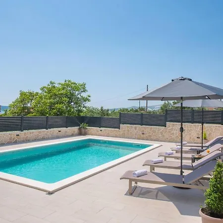 Sorelle With A Swimming Pool * Kastel Stari