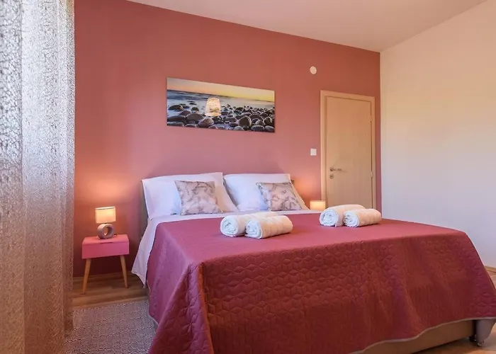 Sorelle With A Swimming Pool * Kaštel Stari